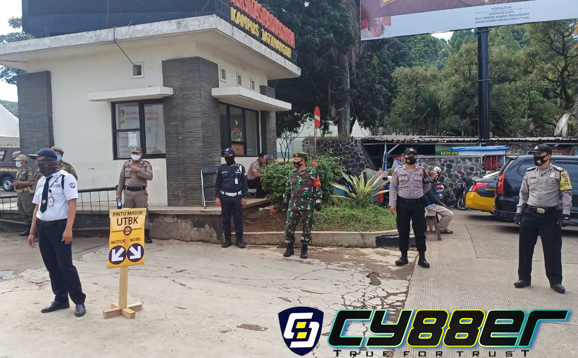 Kapolsek Jatinangor Pimpin Pengamanan Dan Pengawasan Protokoler Kesehatan Pelaksanaan UTBK-SBMPTN 